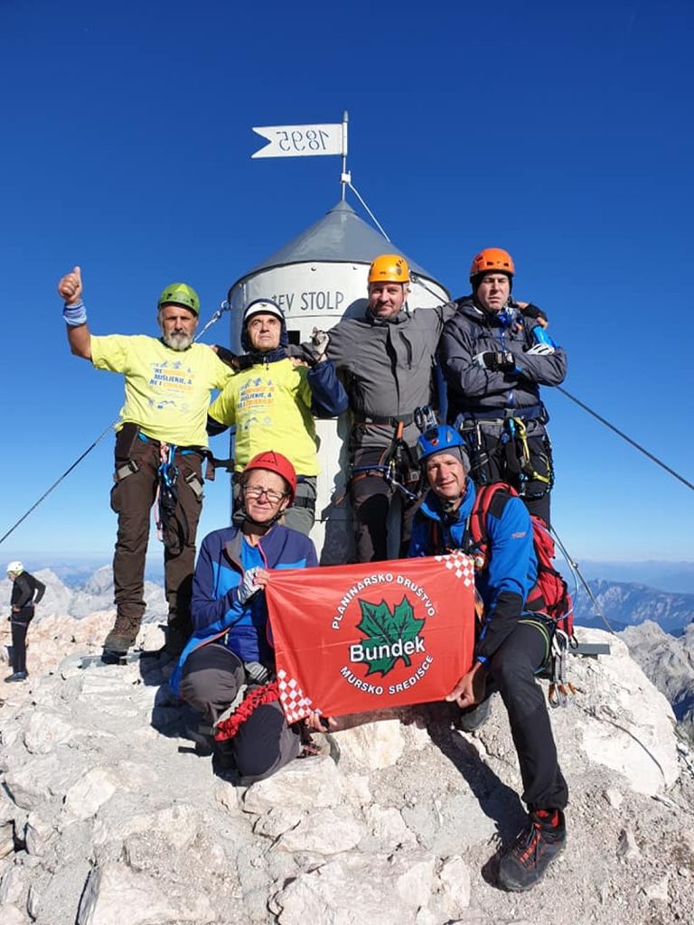 Slijepi planinar Stanko Nemec i njegova ekipa na vrhu Triglav (2019)