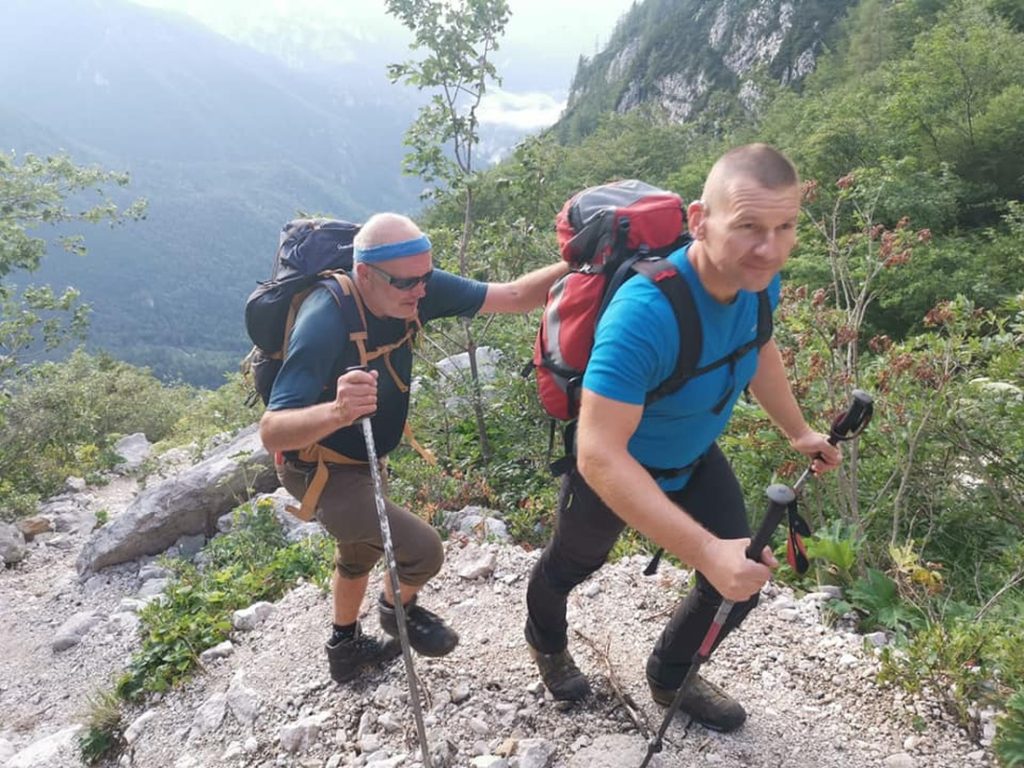 Vođenje slijepog planinara u Kamniško-Savinjskim Alpama (Na fotografiji slijepi Feručo Lazarić i videći pratitelj Stjepan Dubac)
